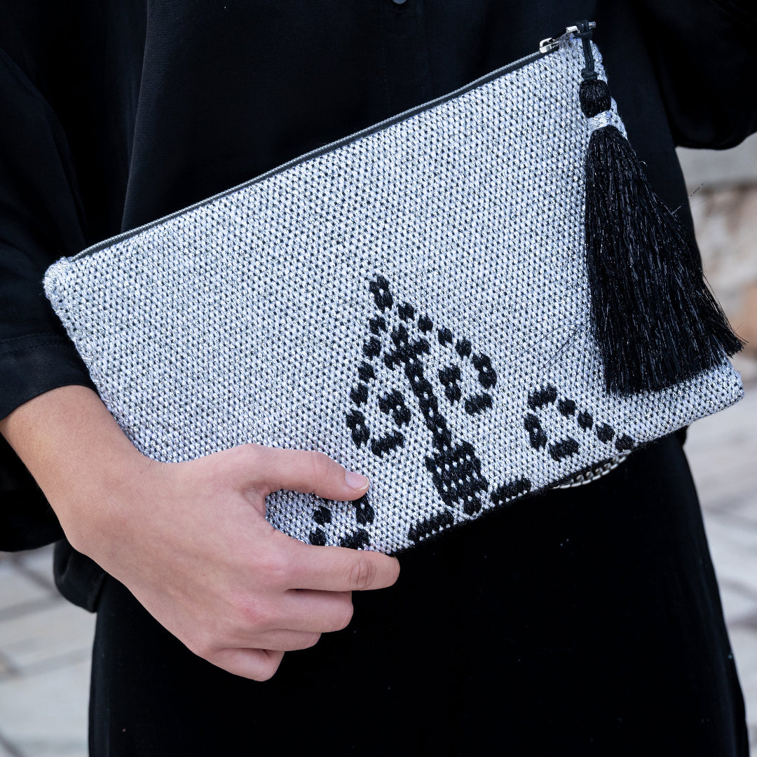Anogia Clutch